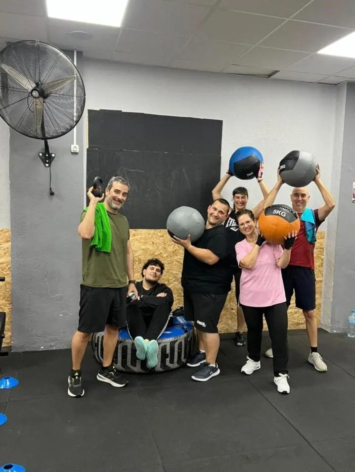 Grupo con balones medicinales al acabar la sesión